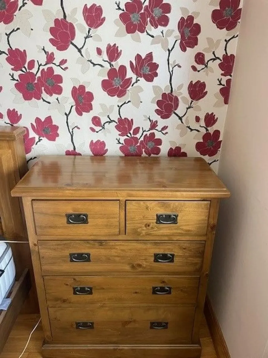 Bed and chest of drawers - Image 3