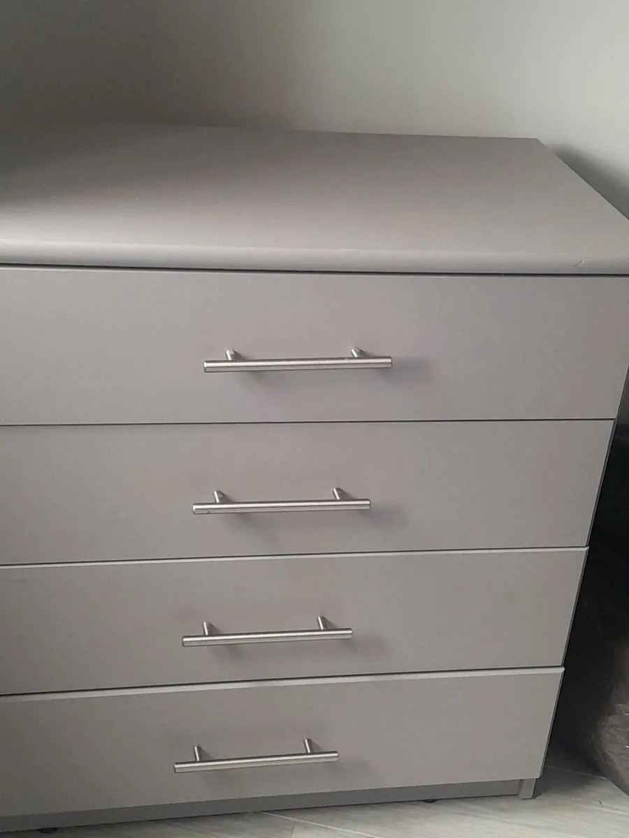 Chest of drawers