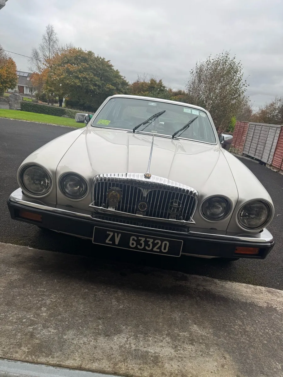 Vintage car - Image 1