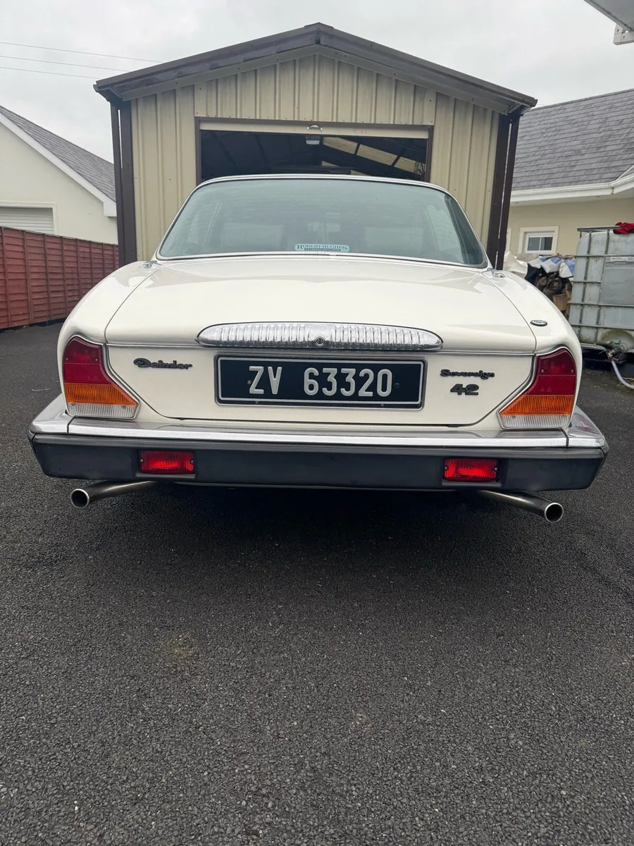 Vintage car - Image 2
