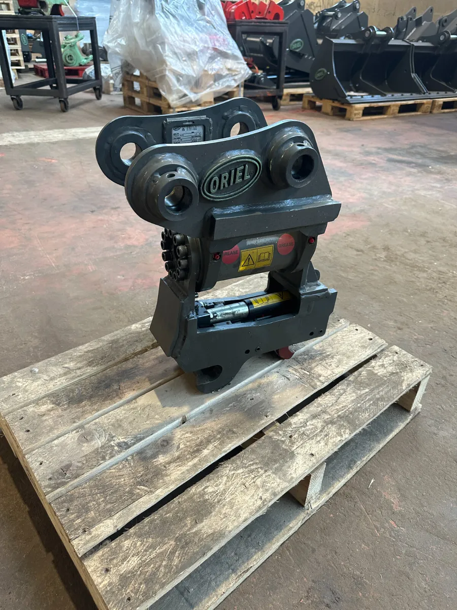 Oriel HELAC tilt coupler for Hitachi ZX30 - Image 3