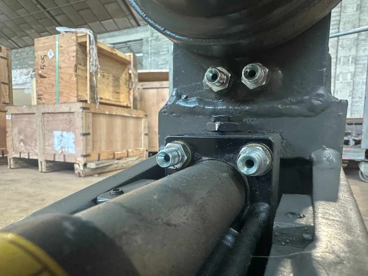 Oriel HELAC tilt coupler for Hitachi ZX30 - Image 4