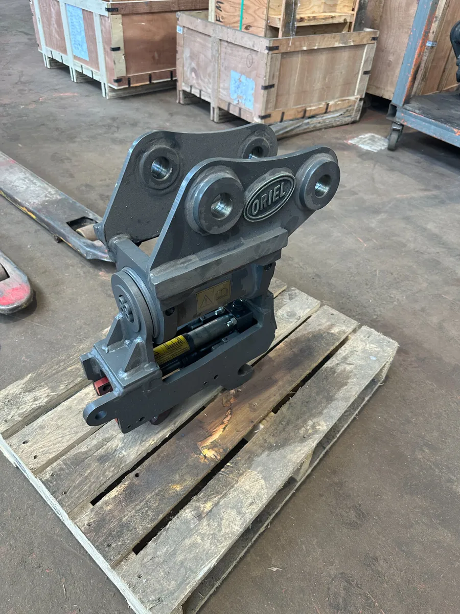 Oriel HELAC tilt coupler for Hitachi ZX30 - Image 1