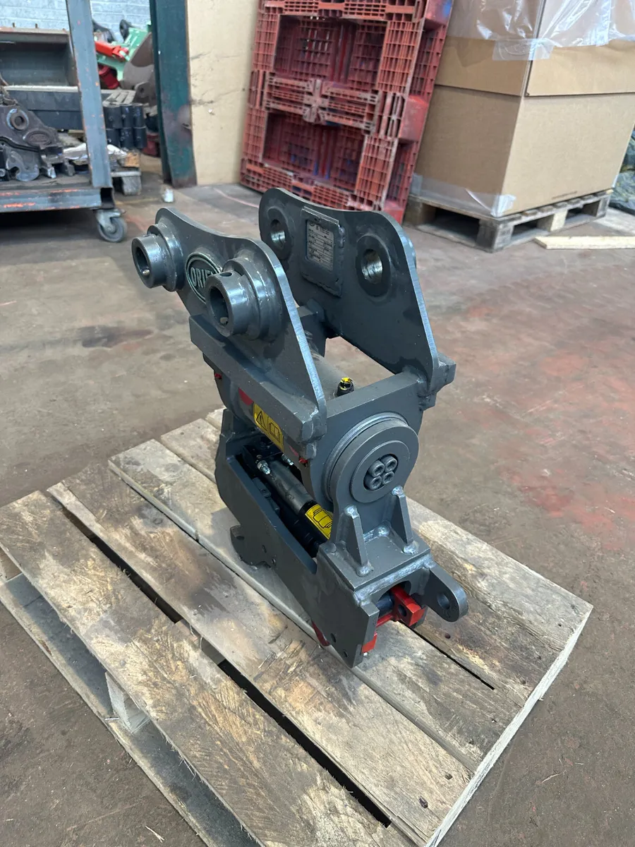 Oriel HELAC tilt coupler for Hitachi ZX30 - Image 2