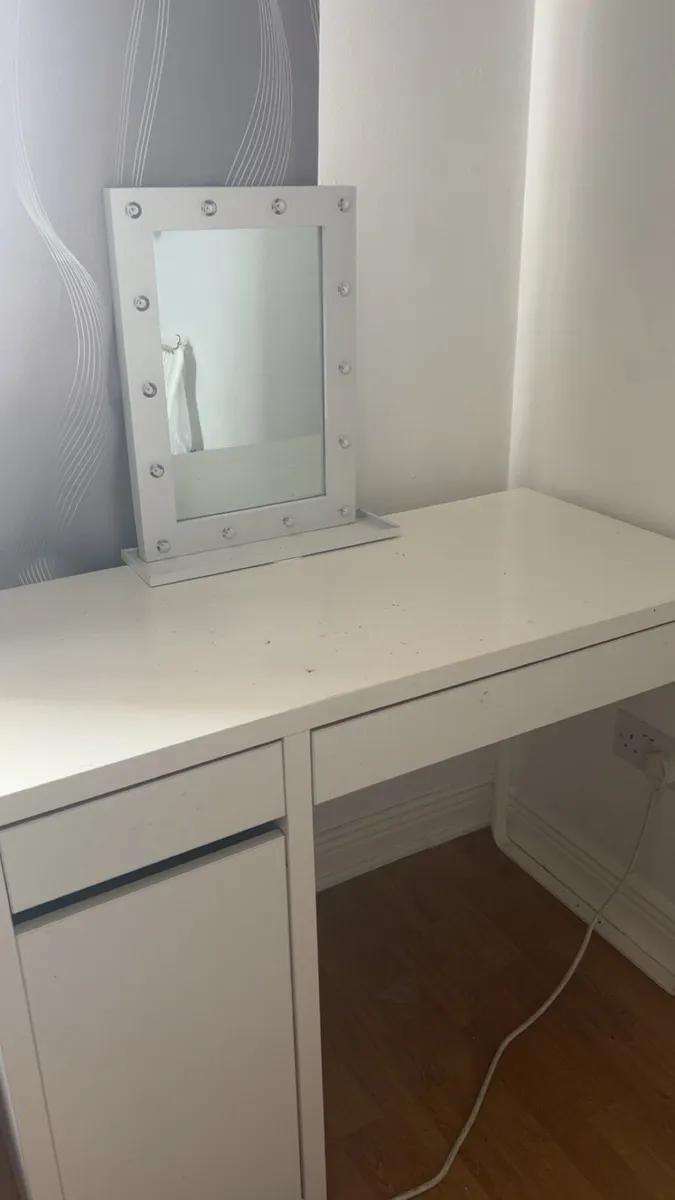 Desk and mirror - Image 1