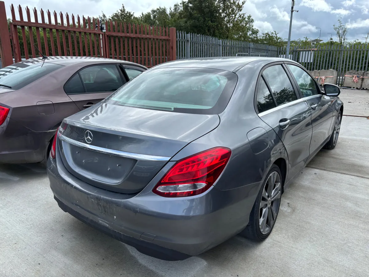 16 Merc C200d 1.5 Auto 230km Starting - Image 4