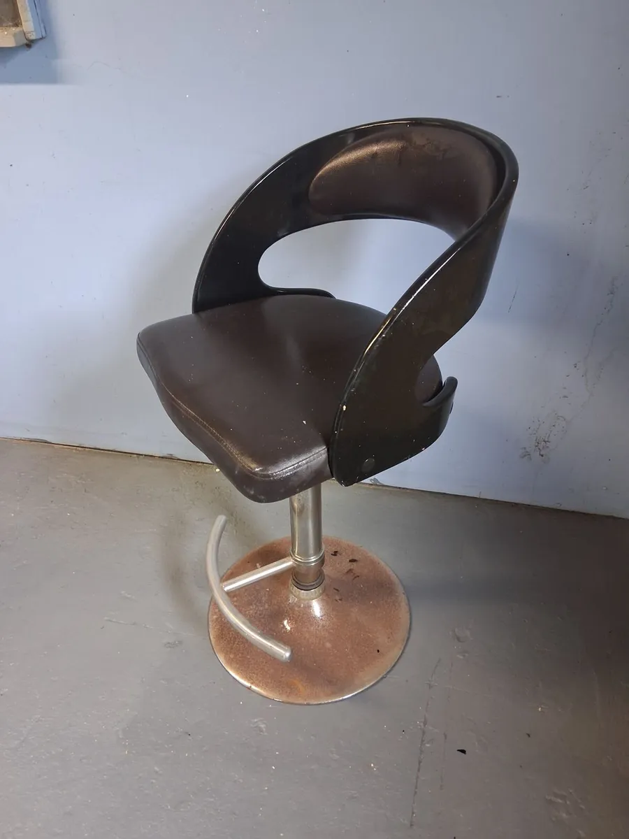 3 hight adjustable swivel bar stools, ideal for a - Image 1