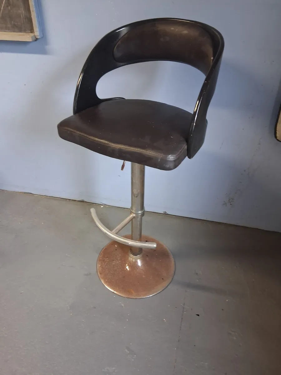 3 hight adjustable swivel bar stools, ideal for a - Image 2