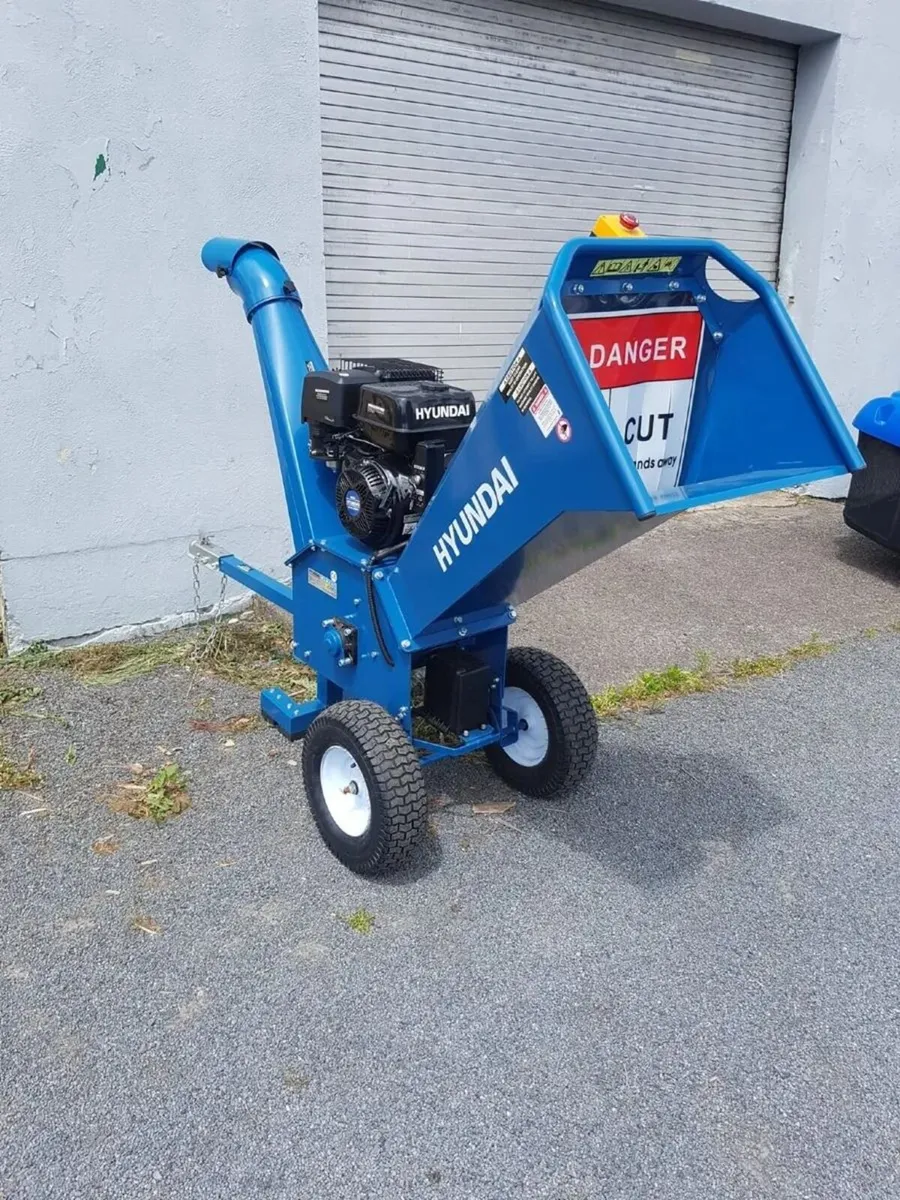 HYUNDAI PETROL WOOD CHIPPER SHREDDER - FOR HIRE - Image 4