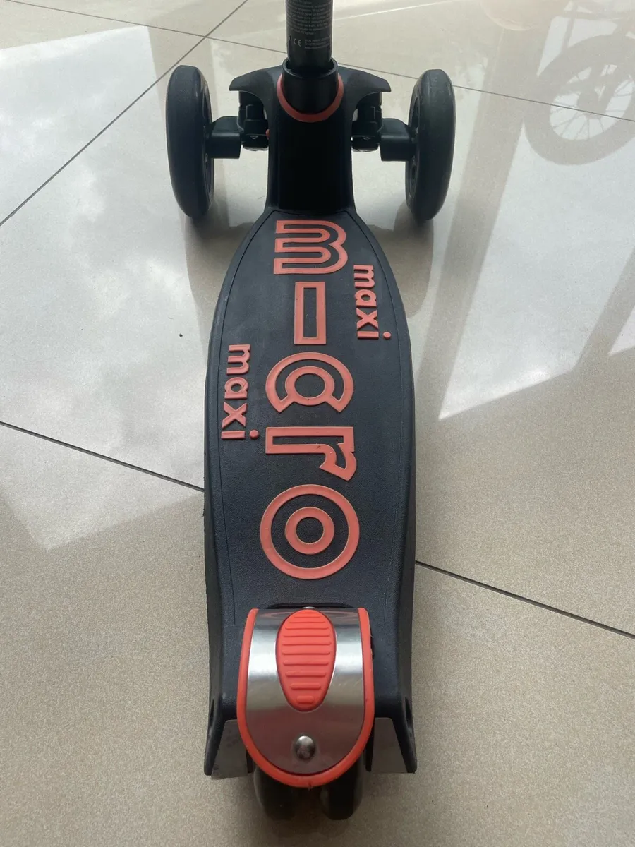 Maxi  Scooter - Image 1