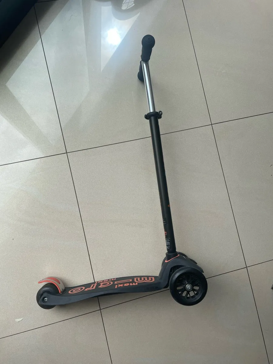 Maxi  Scooter - Image 4