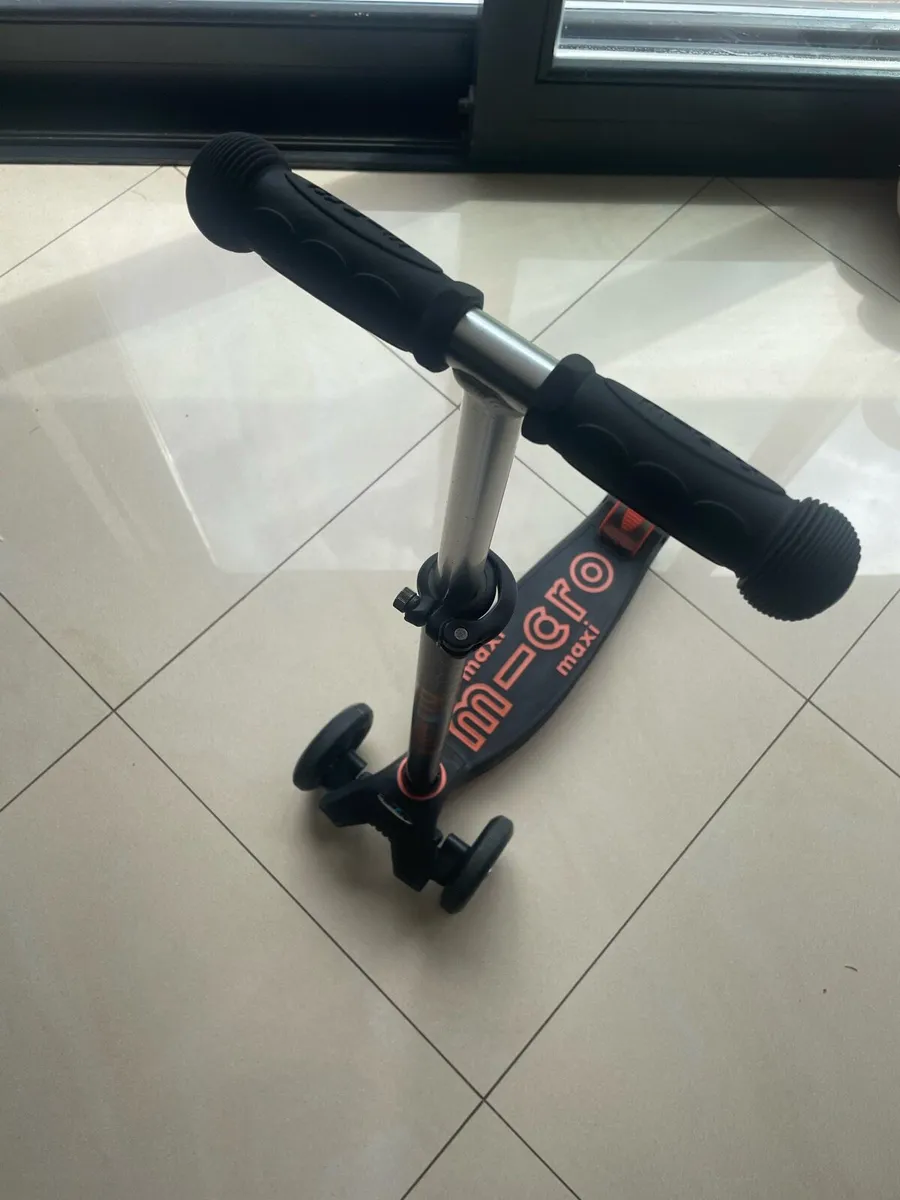Maxi  Scooter - Image 2