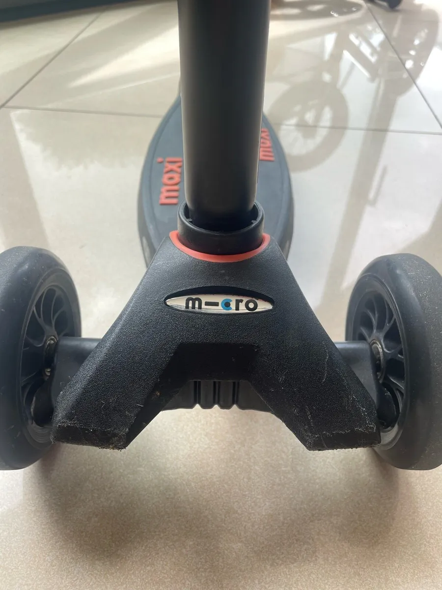 Maxi  Scooter - Image 3