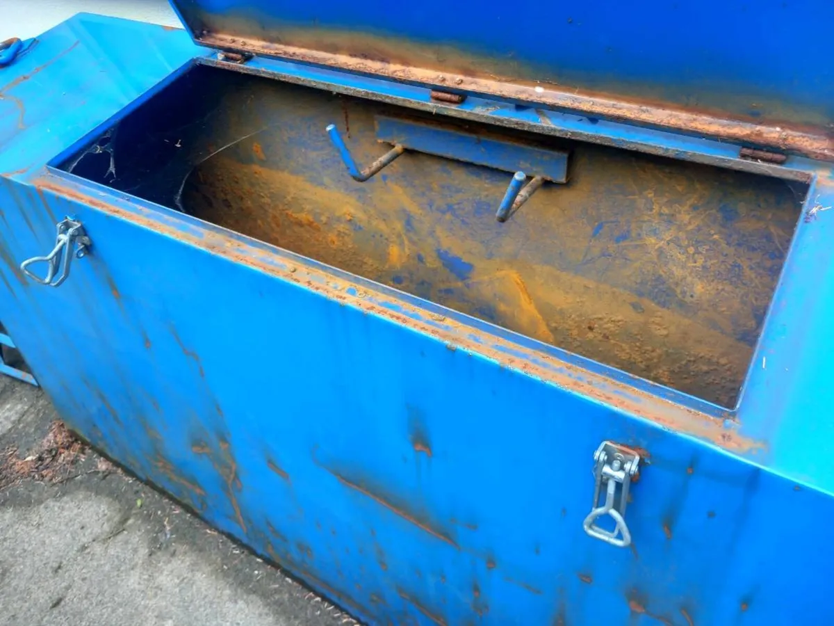 Chain and strap locker - Image 1