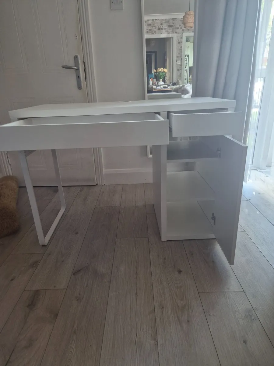 Desk and chest of Drawers - Image 1
