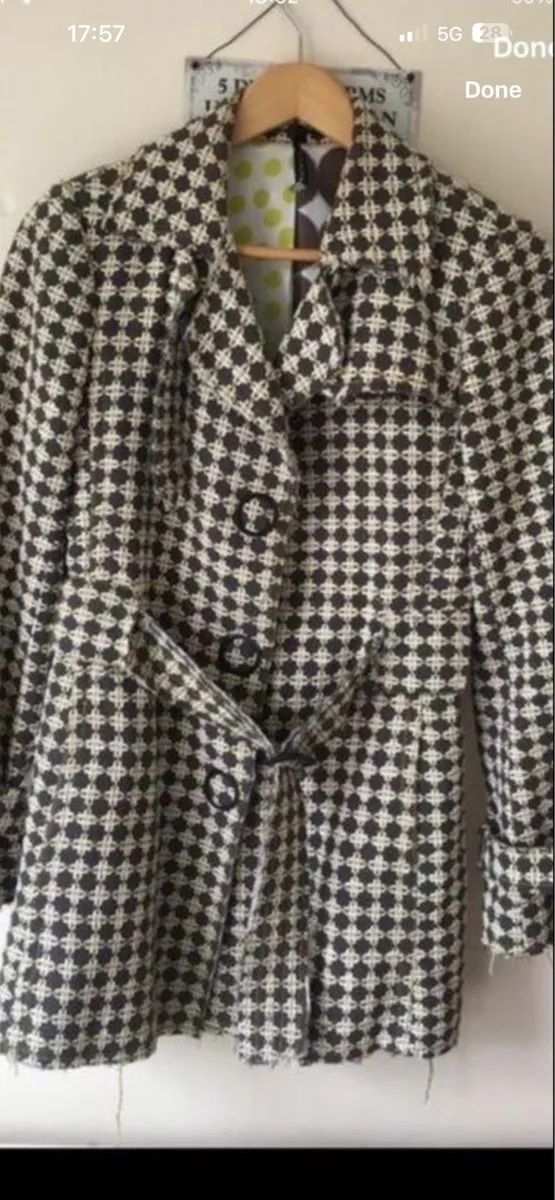 Ladies stunning heavy coat size 6/8 €25 - Image 1