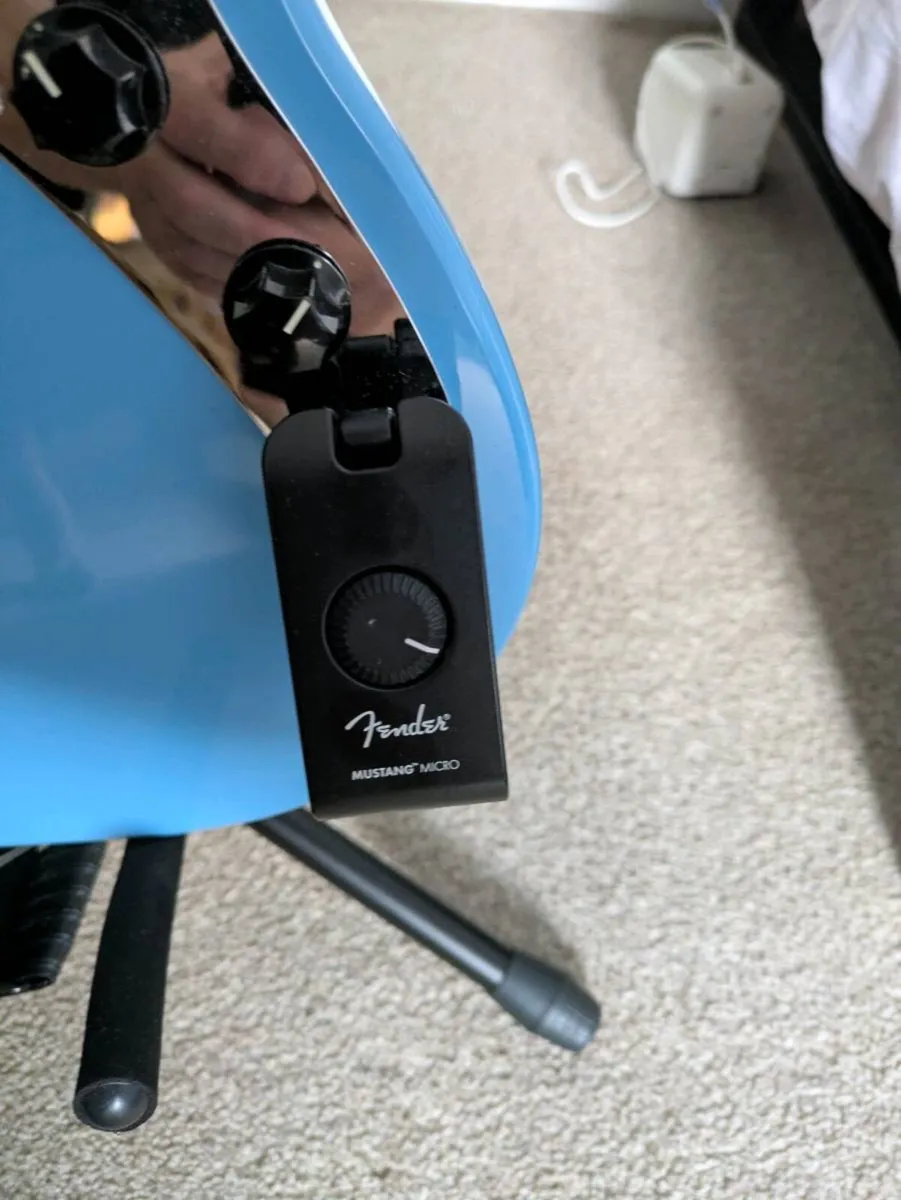 Squire mustang electric guitar and fender micro am - Image 3