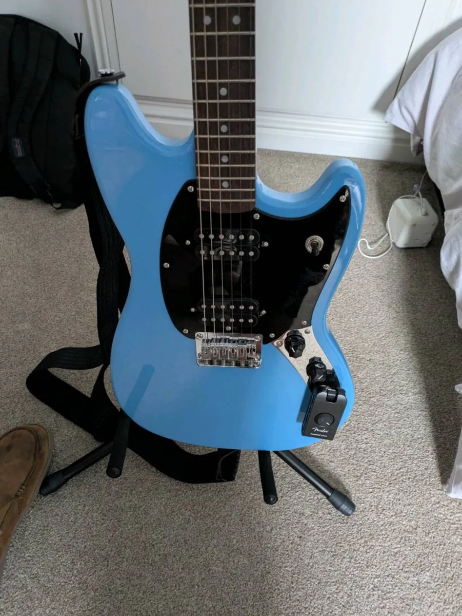 Squire mustang electric guitar and fender micro am - Image 4