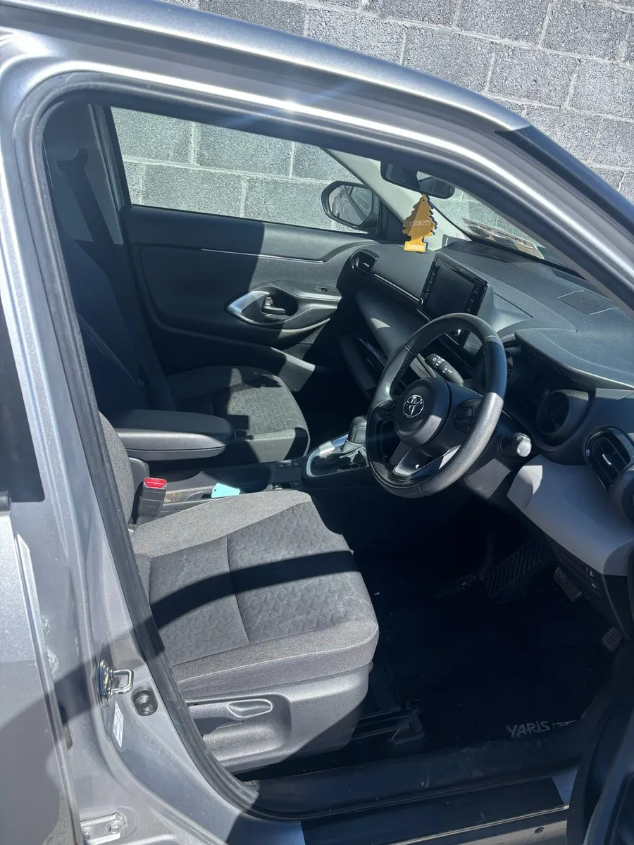 221 Toyota Yaris cross 1.5 hybrid for sale - Image 3