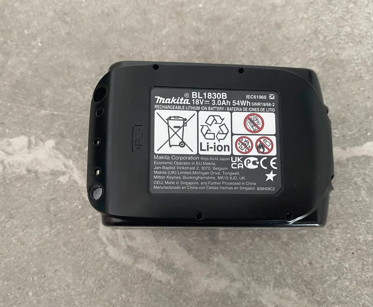 Makita DC18RC Fast Charger + BL1830B 18V Battery - Image 2
