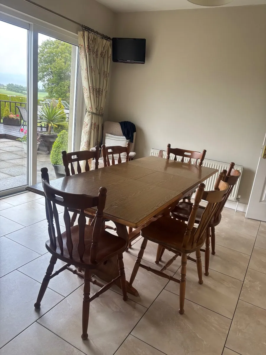 Extendable Kitchen Table and 6 chairs - Image 1