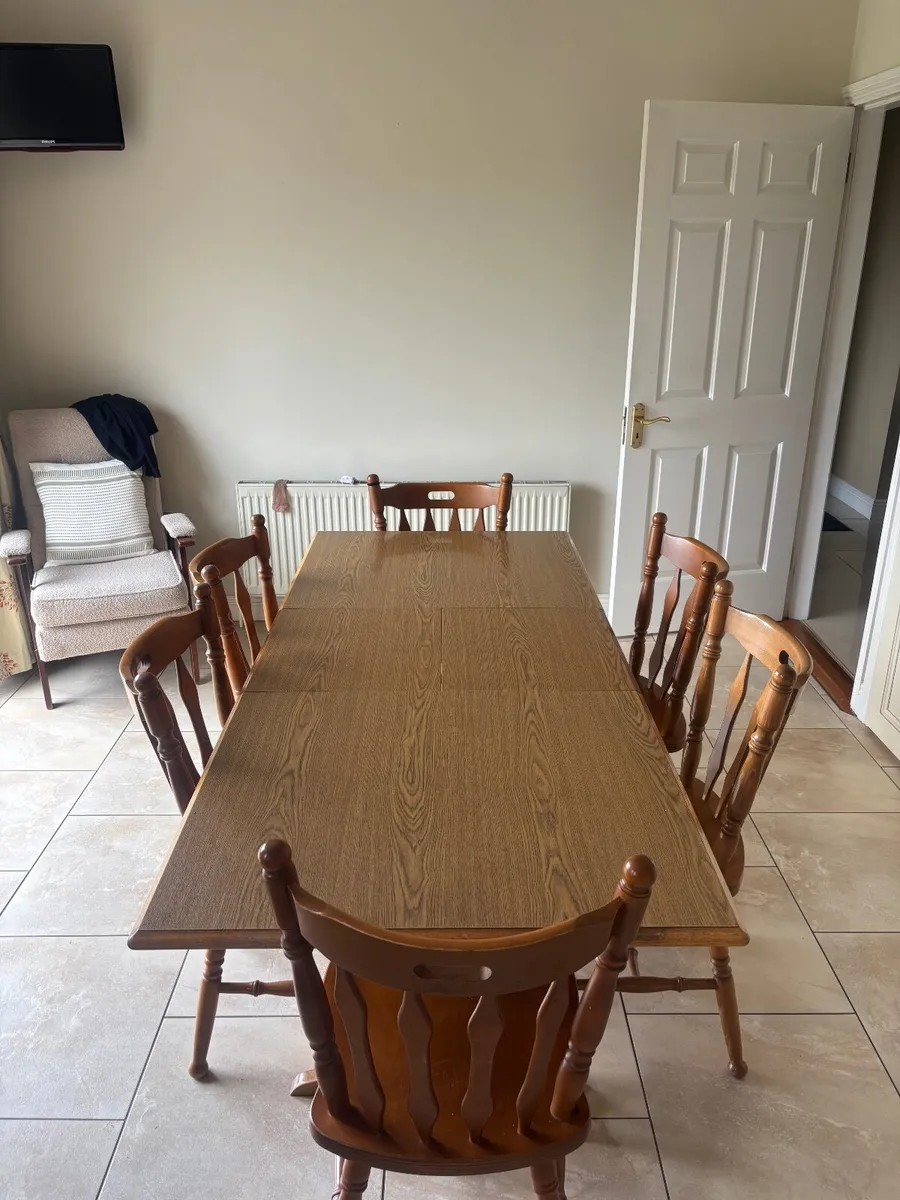 Extendable Kitchen Table and 6 chairs - Image 2