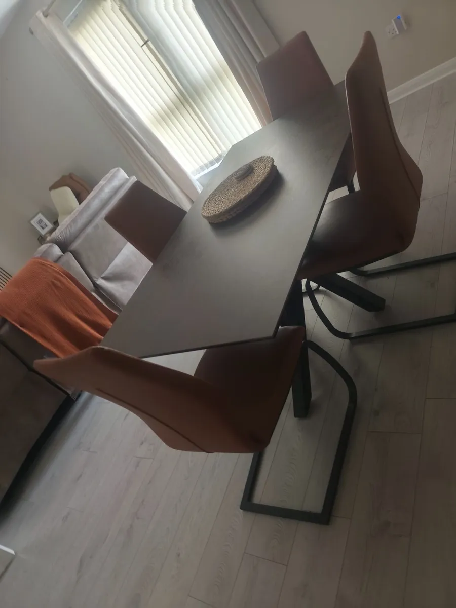 Table and chairs - Image 1