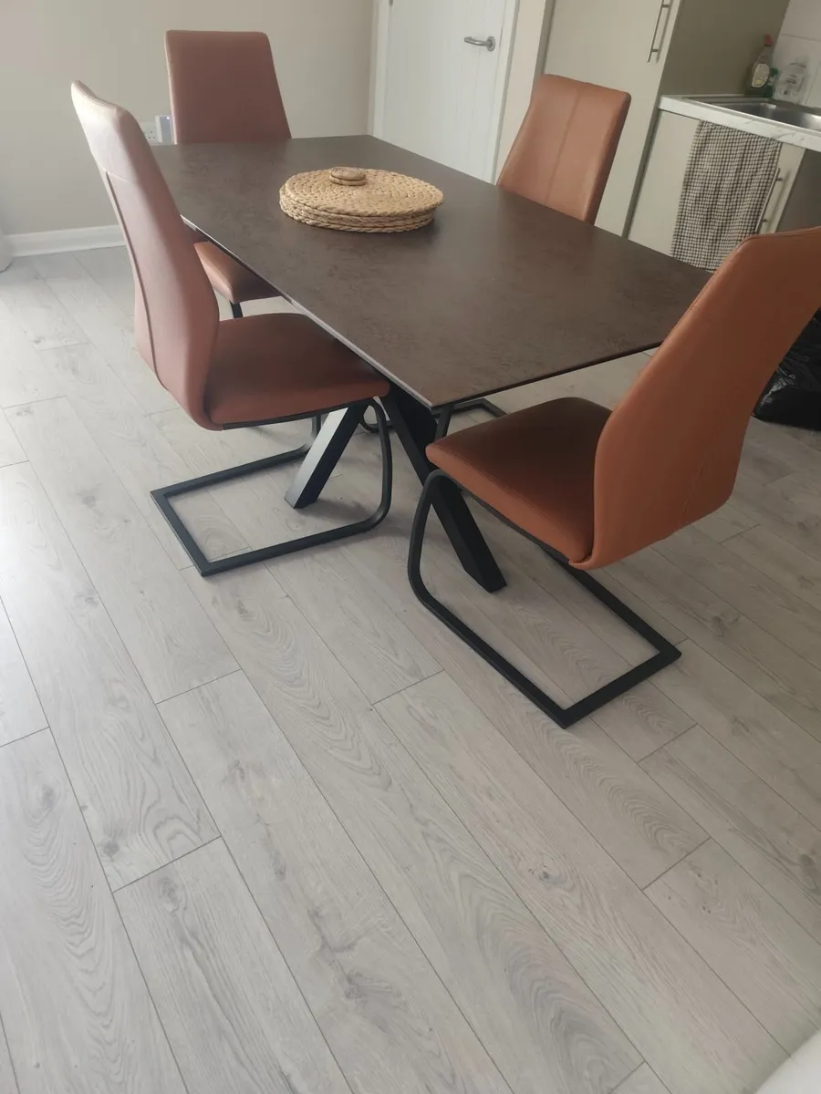 Table and chairs - Image 2