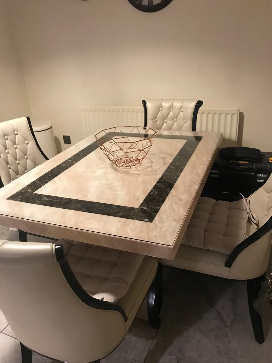 Kitchen table and chairs - Image 1