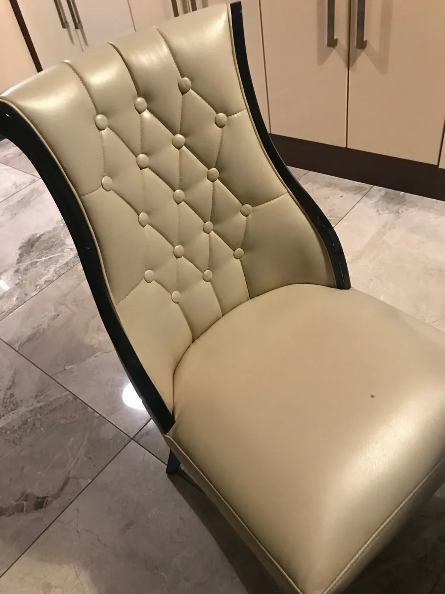 Kitchen table and chairs - Image 2