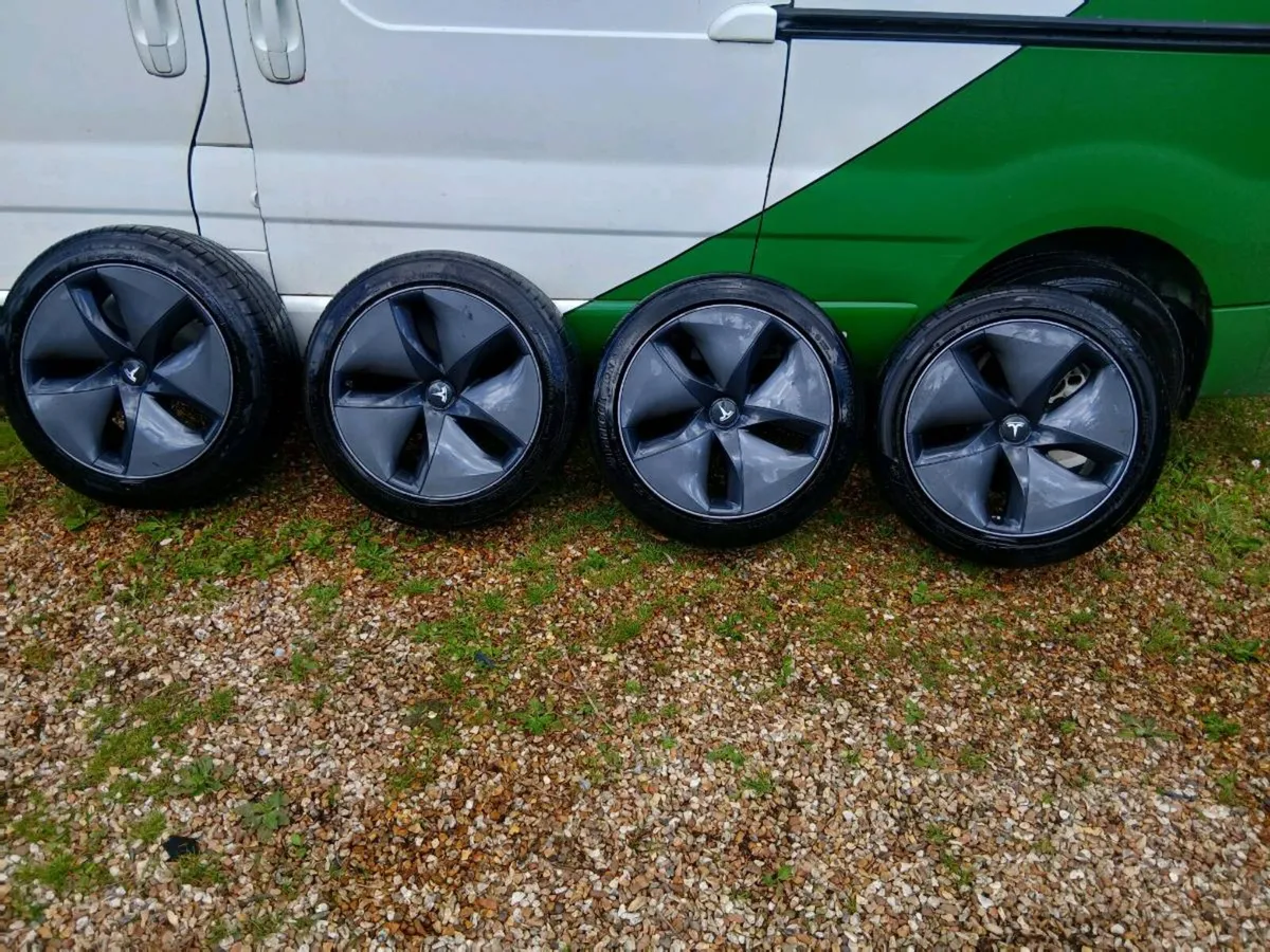 Tesla model 3 alloys and aerocaps - Image 2