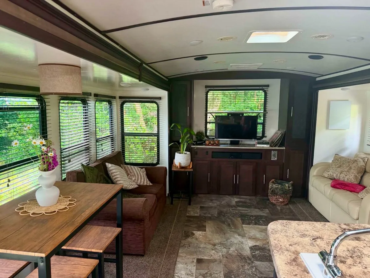 Forest River Surveyor American Caravan/Trailer - Image 4