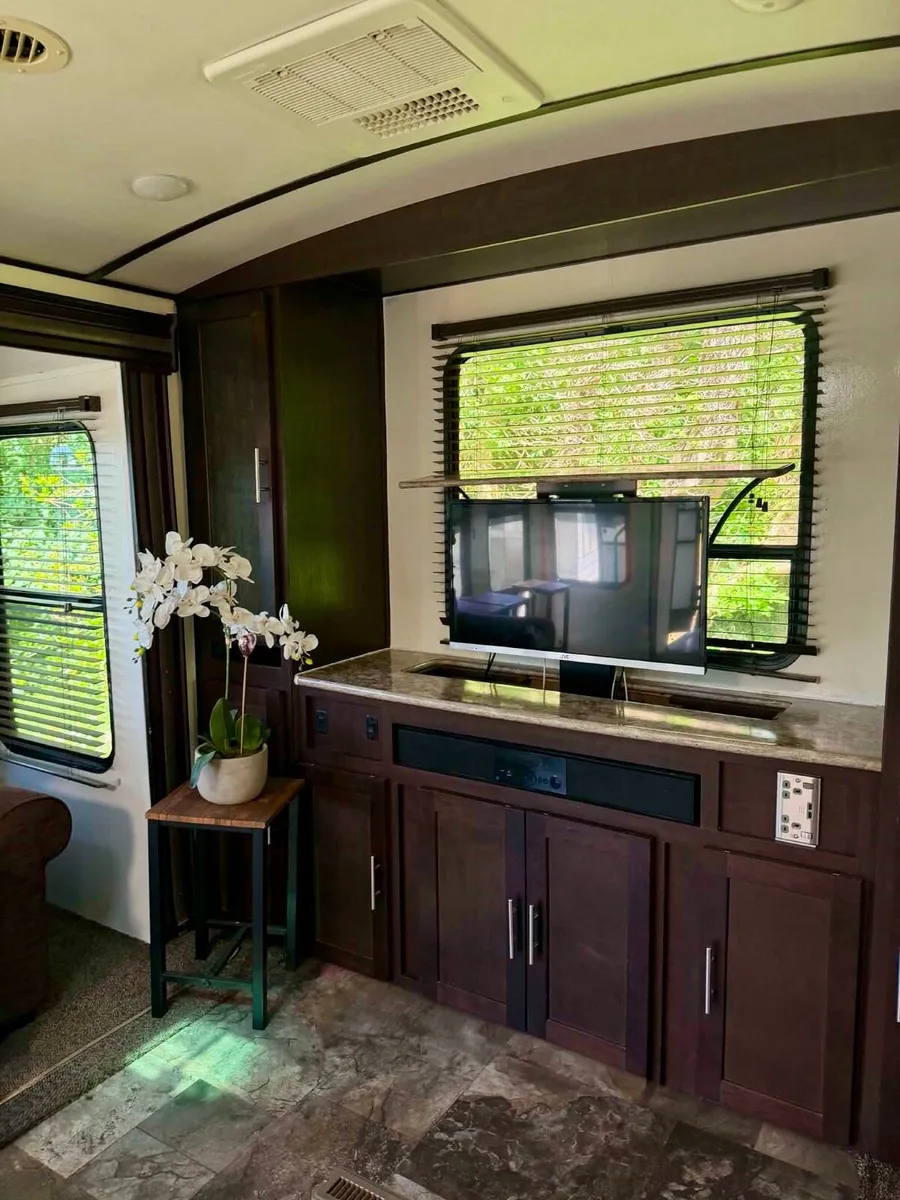 Forest River Surveyor American Caravan/Trailer - Image 2