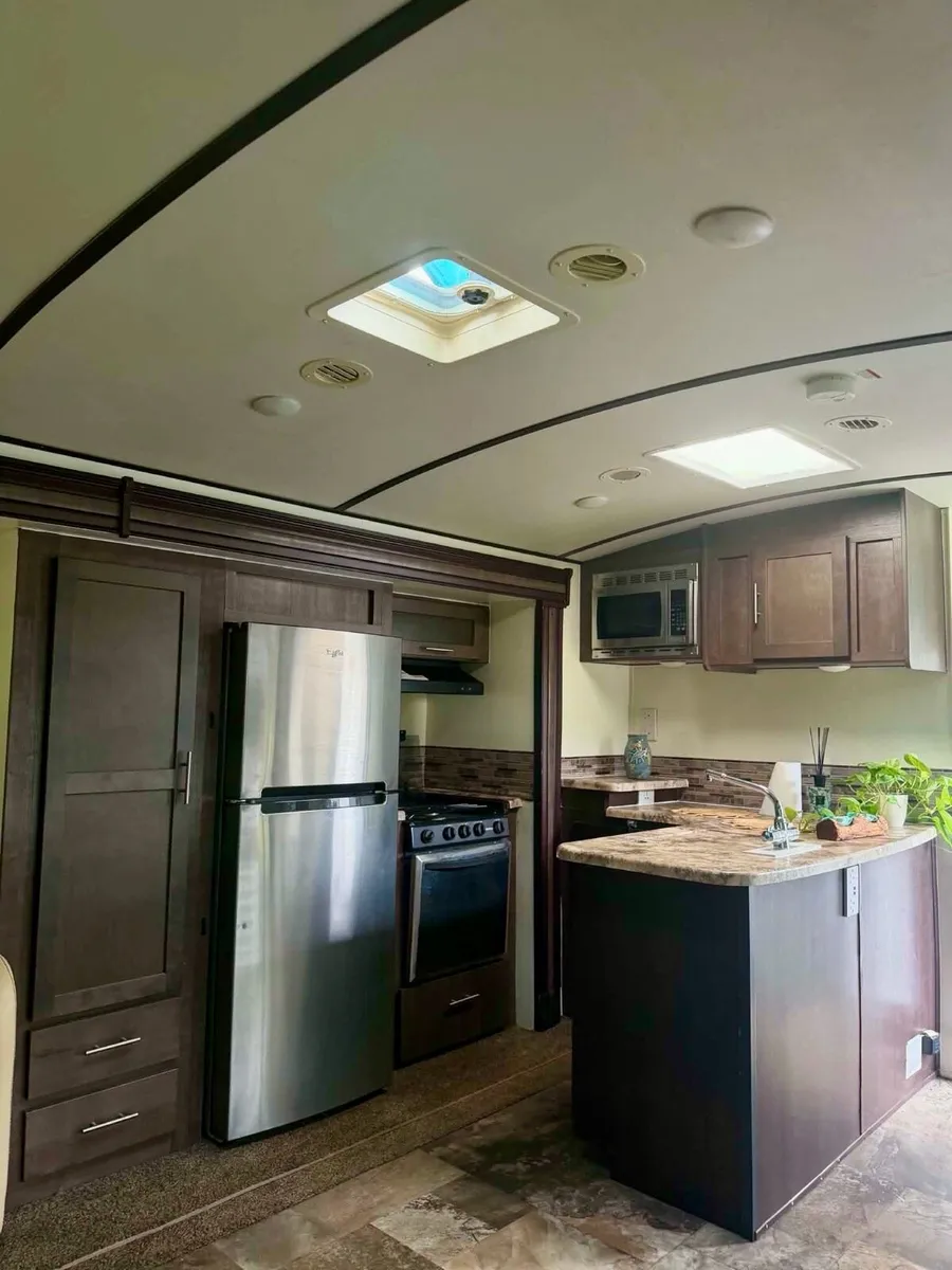 Forest River Surveyor American Caravan/Trailer - Image 3