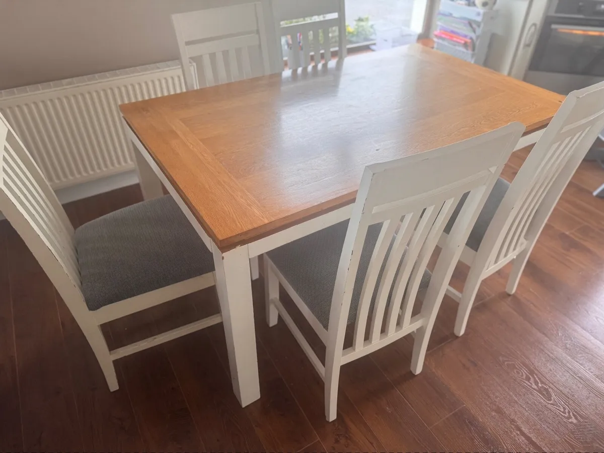 Table and chairs - Image 3