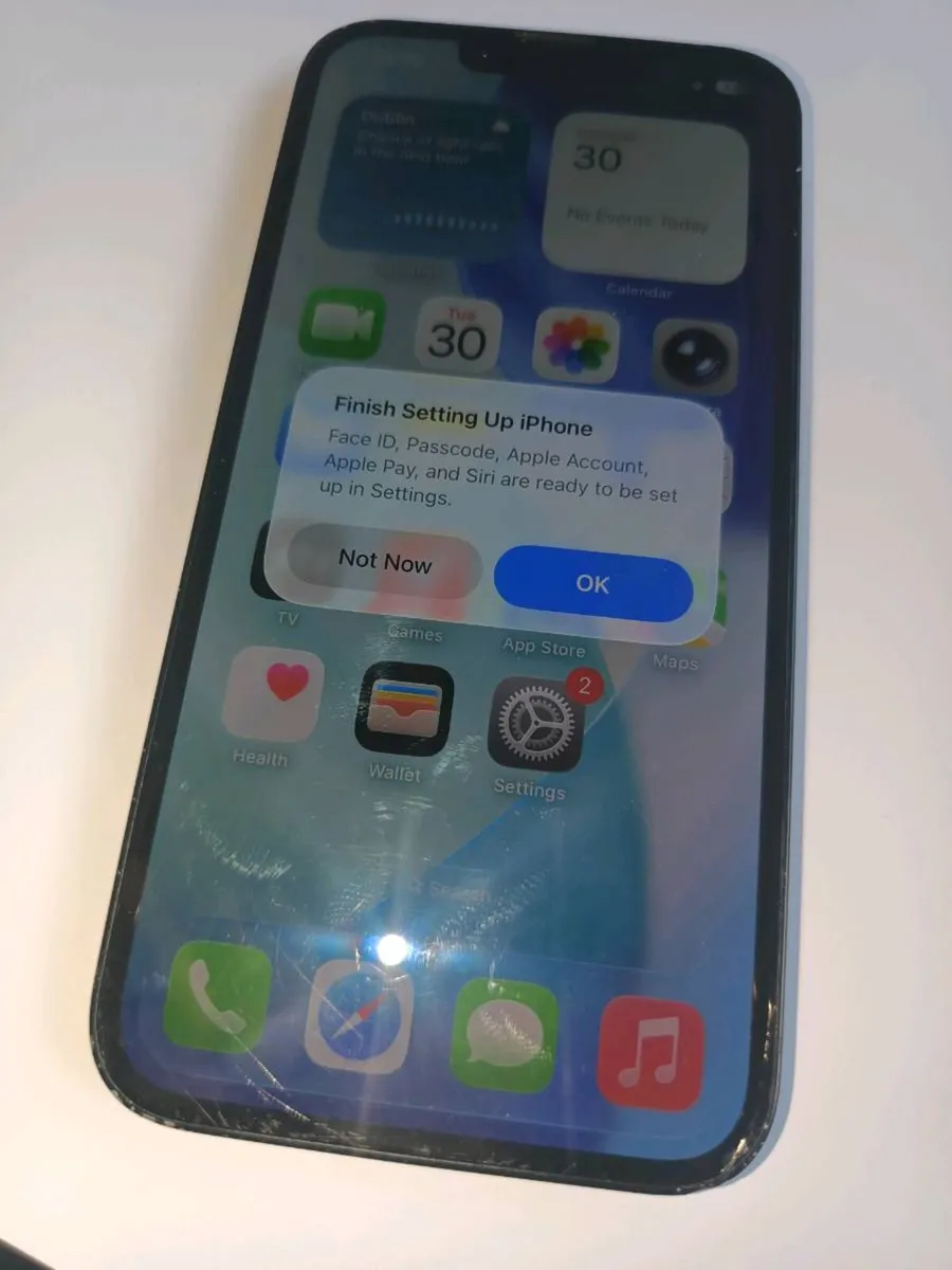 iPhone 16e - Image 2