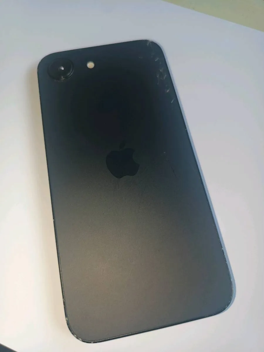 iPhone 16e - Image 1