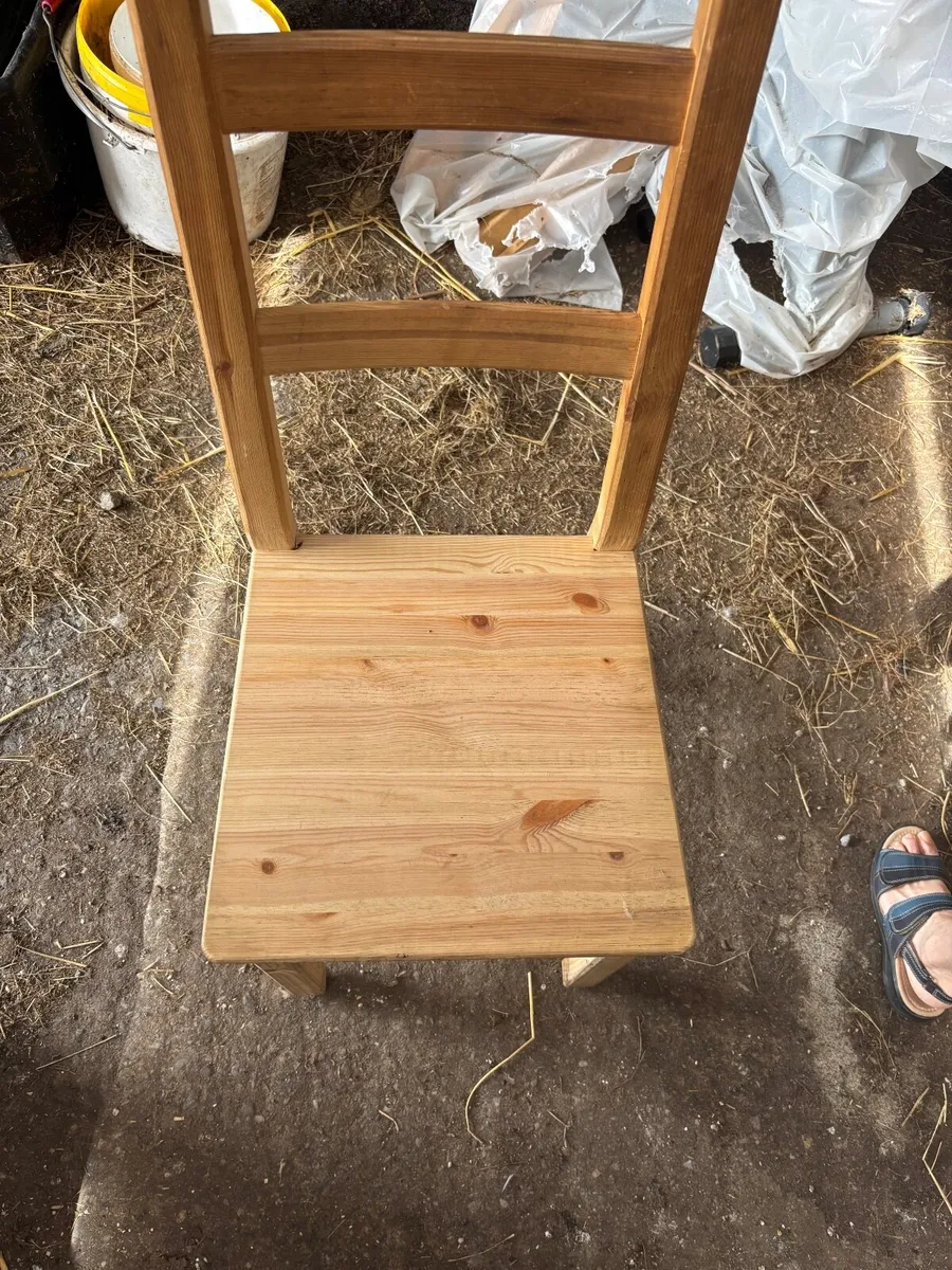 Table and 2 chairs - Image 2