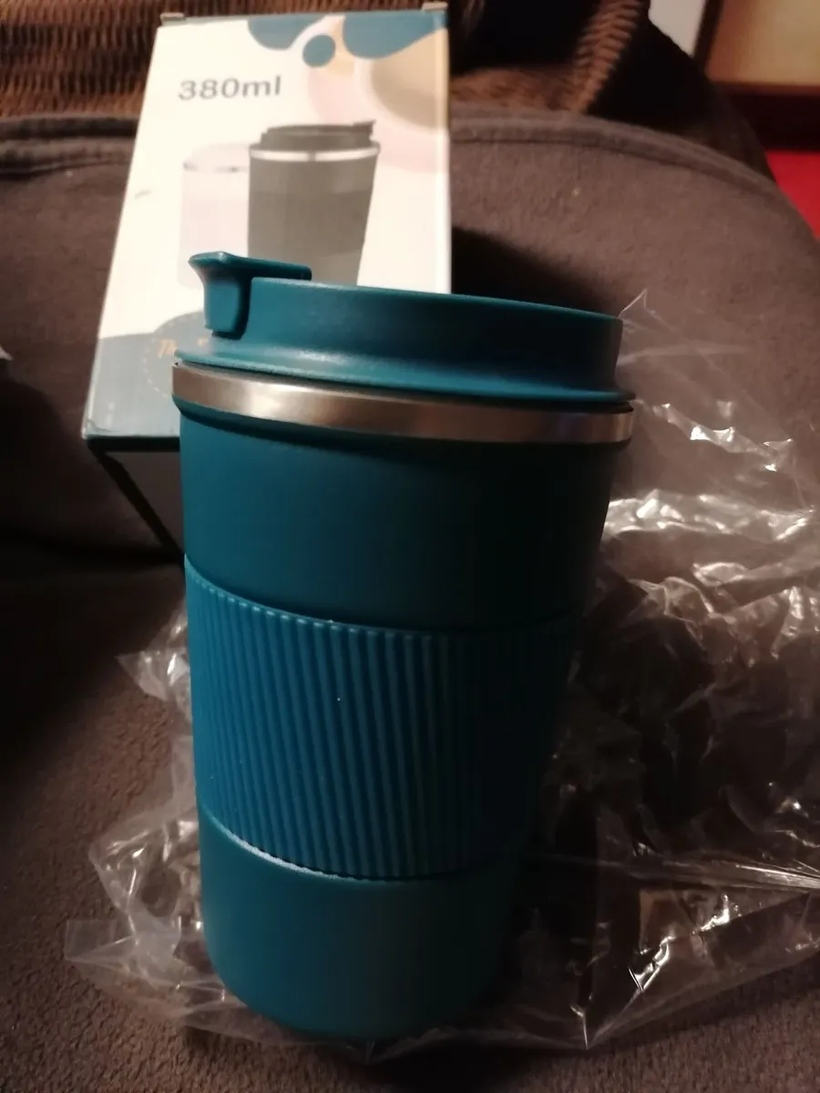 2 travelling coffee with lids new - Image 2