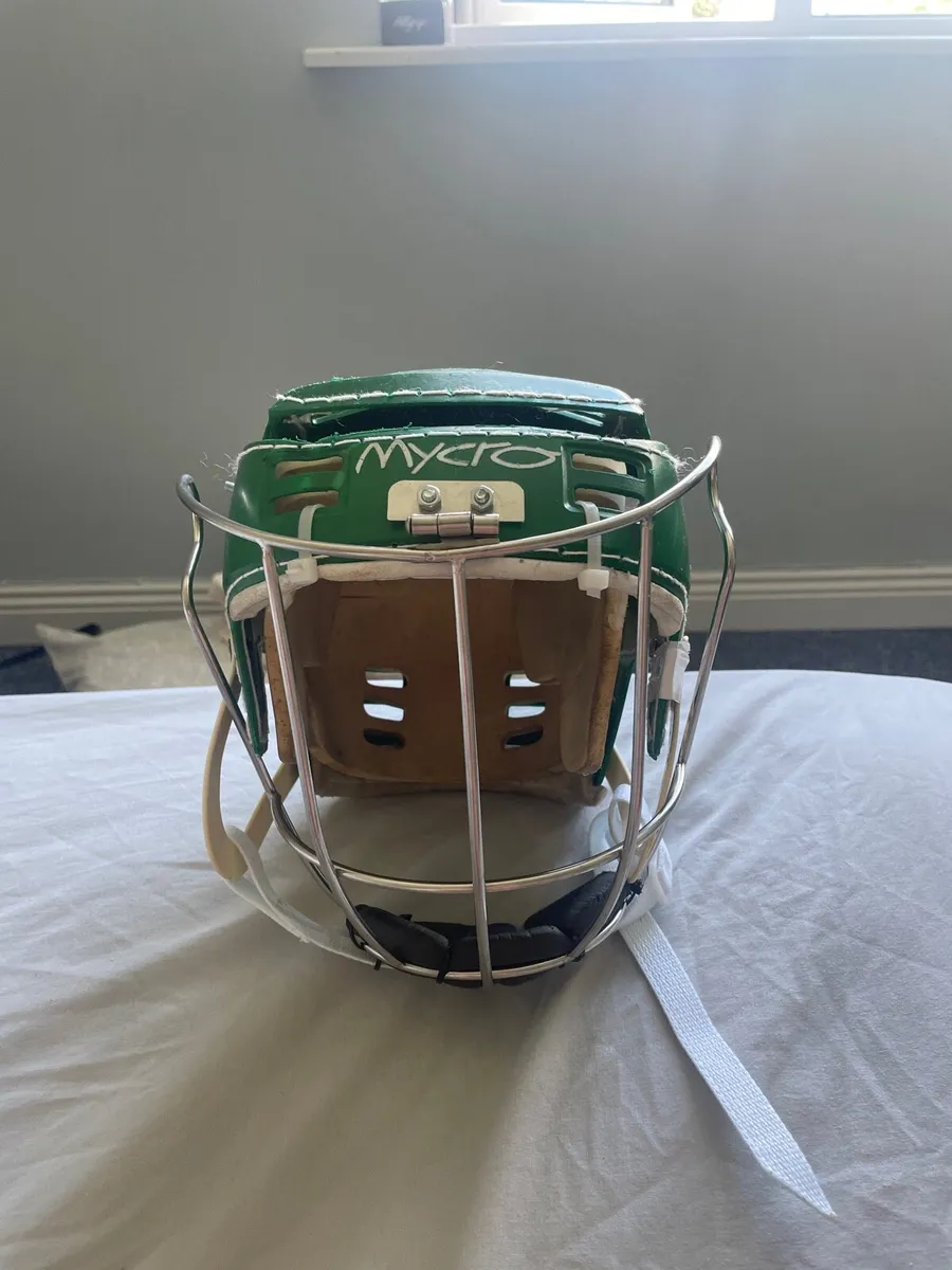 Hurling helmet - Image 1
