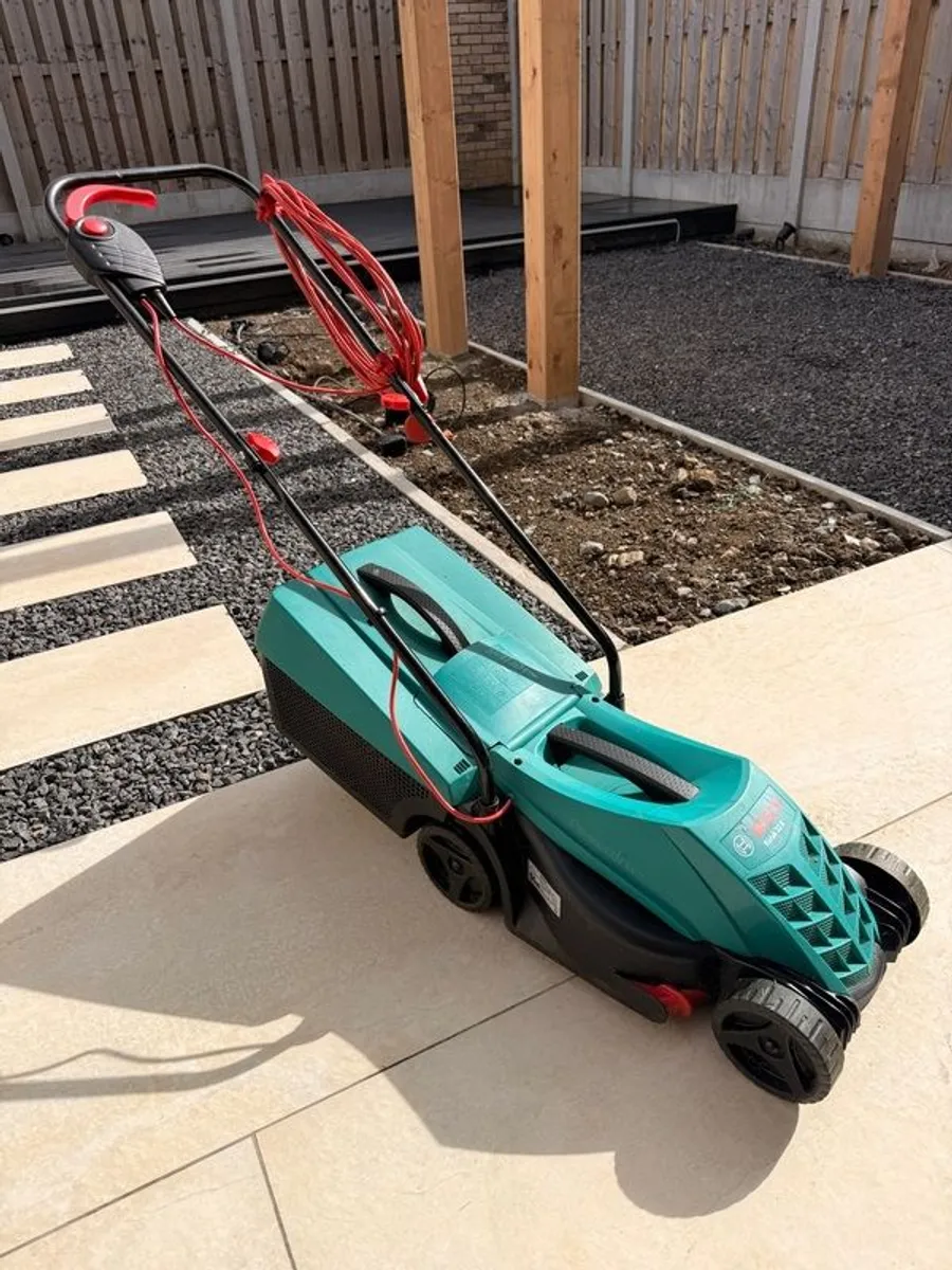 Bosch Rotak 32R Electric Lawnmower - 3 years old - Image 2