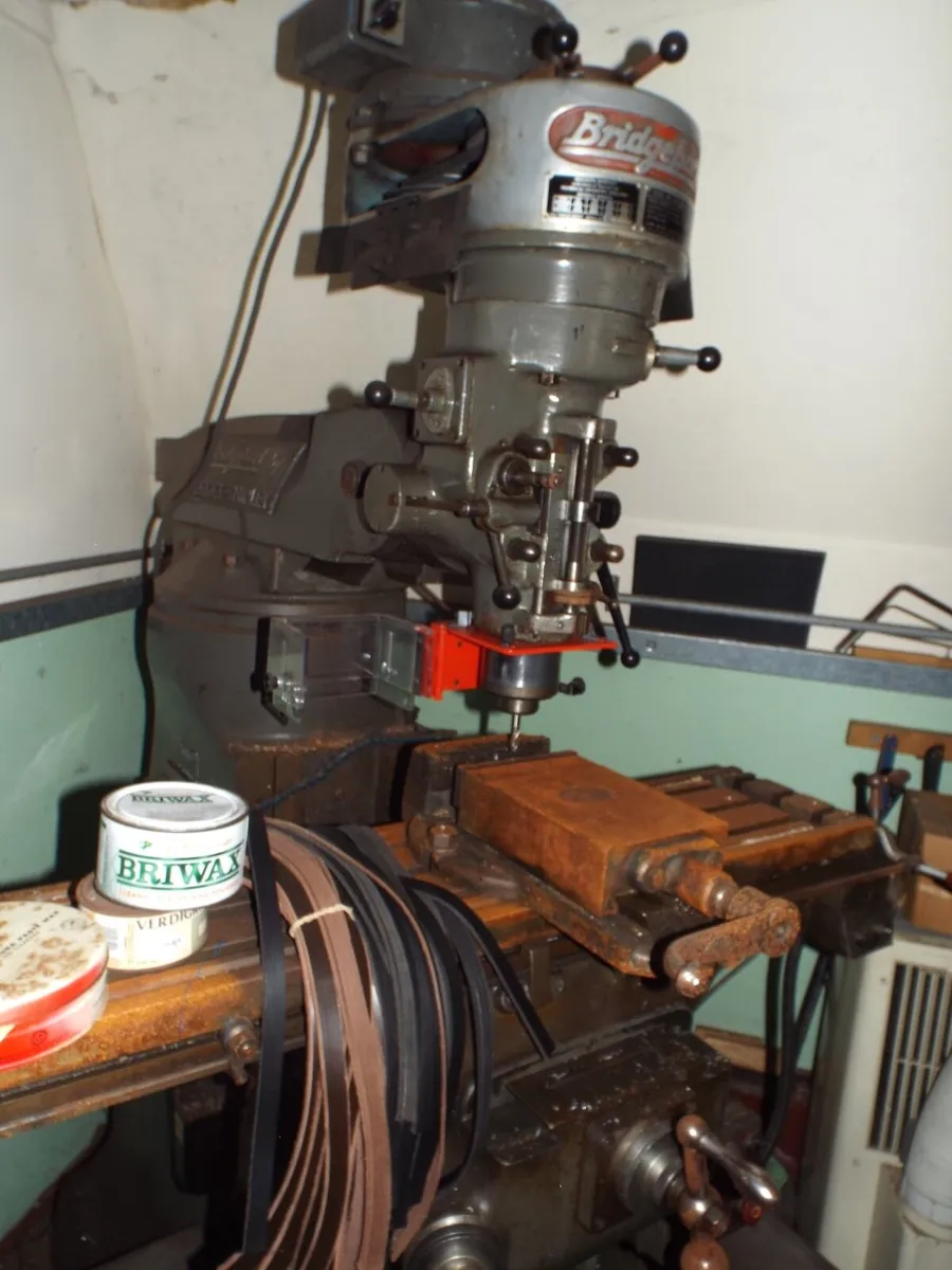 Bridgeport miller machine. With tooling. - Image 1