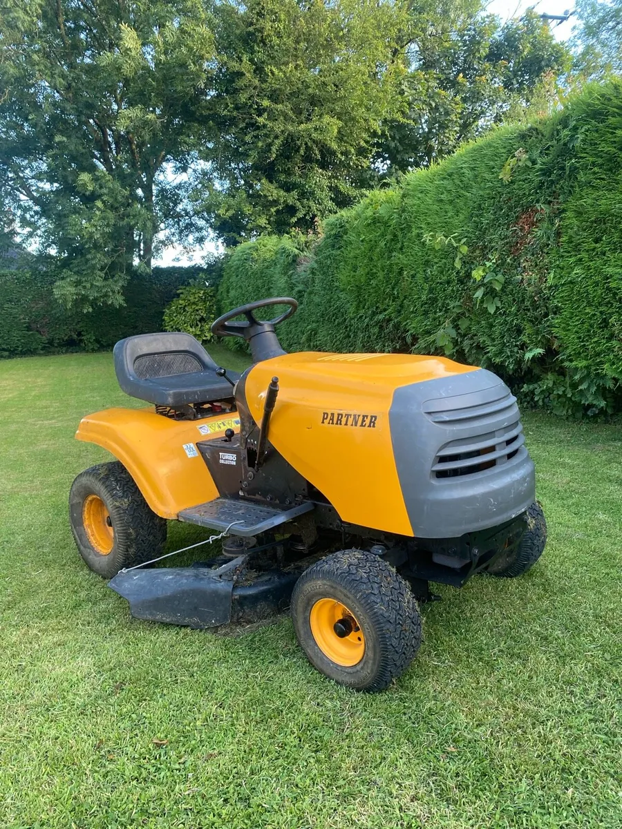 Ride on lawnmower - Image 1