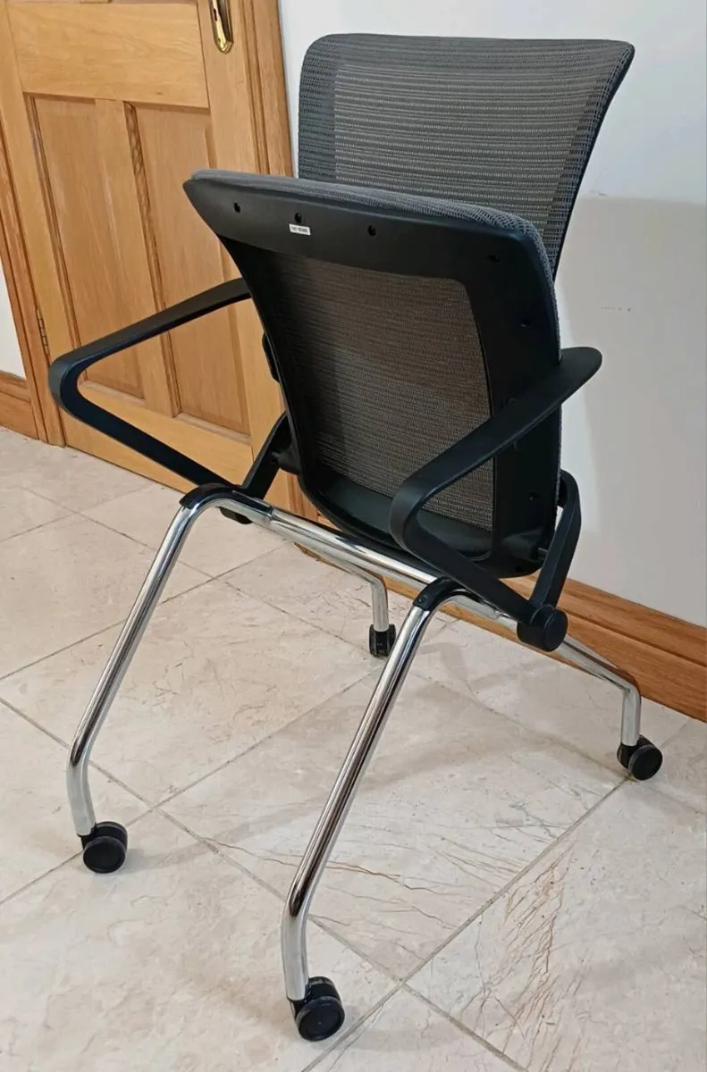 Lii Meeting Room Chair - Cantilever Base - Image 4