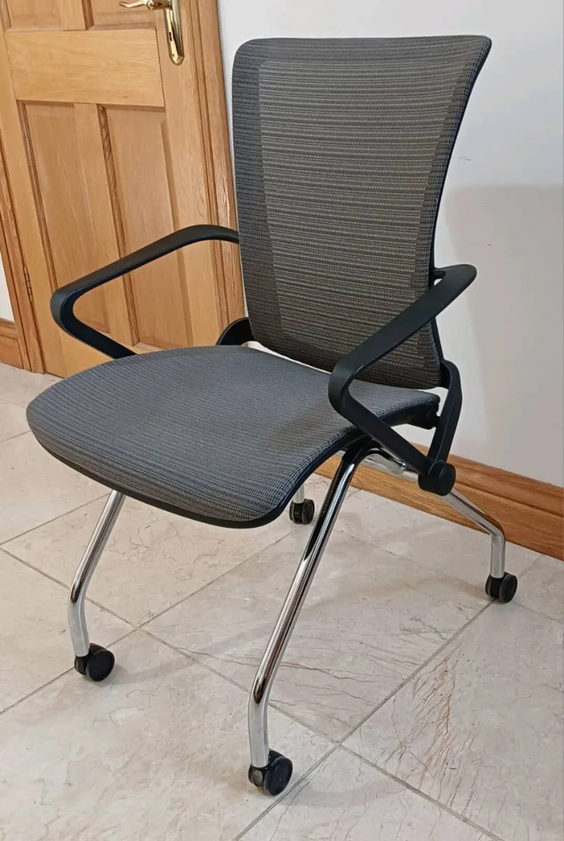 Lii Meeting Room Chair - Cantilever Base - Image 3