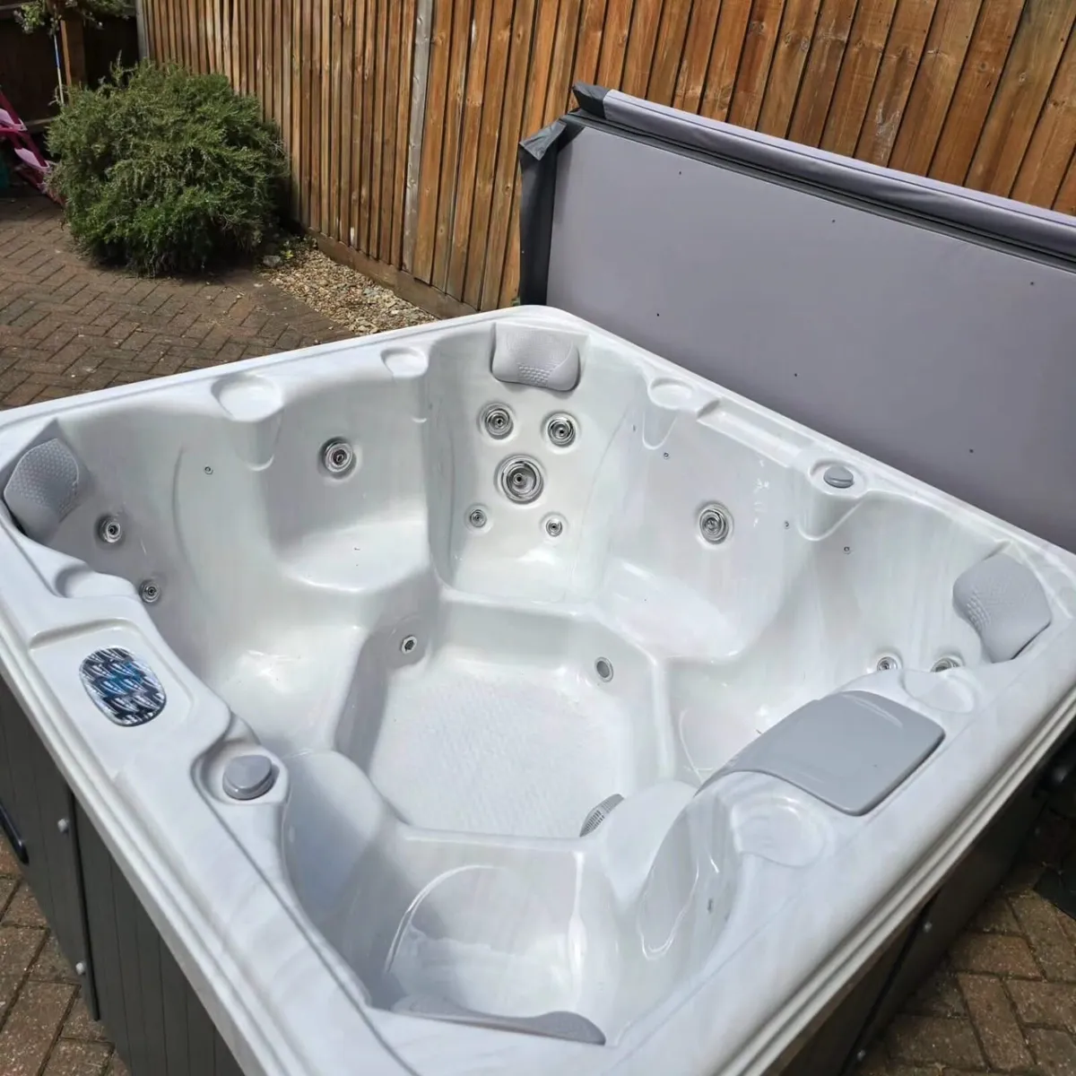 New Vela Spa 7 Person Hot Tub - Image 1