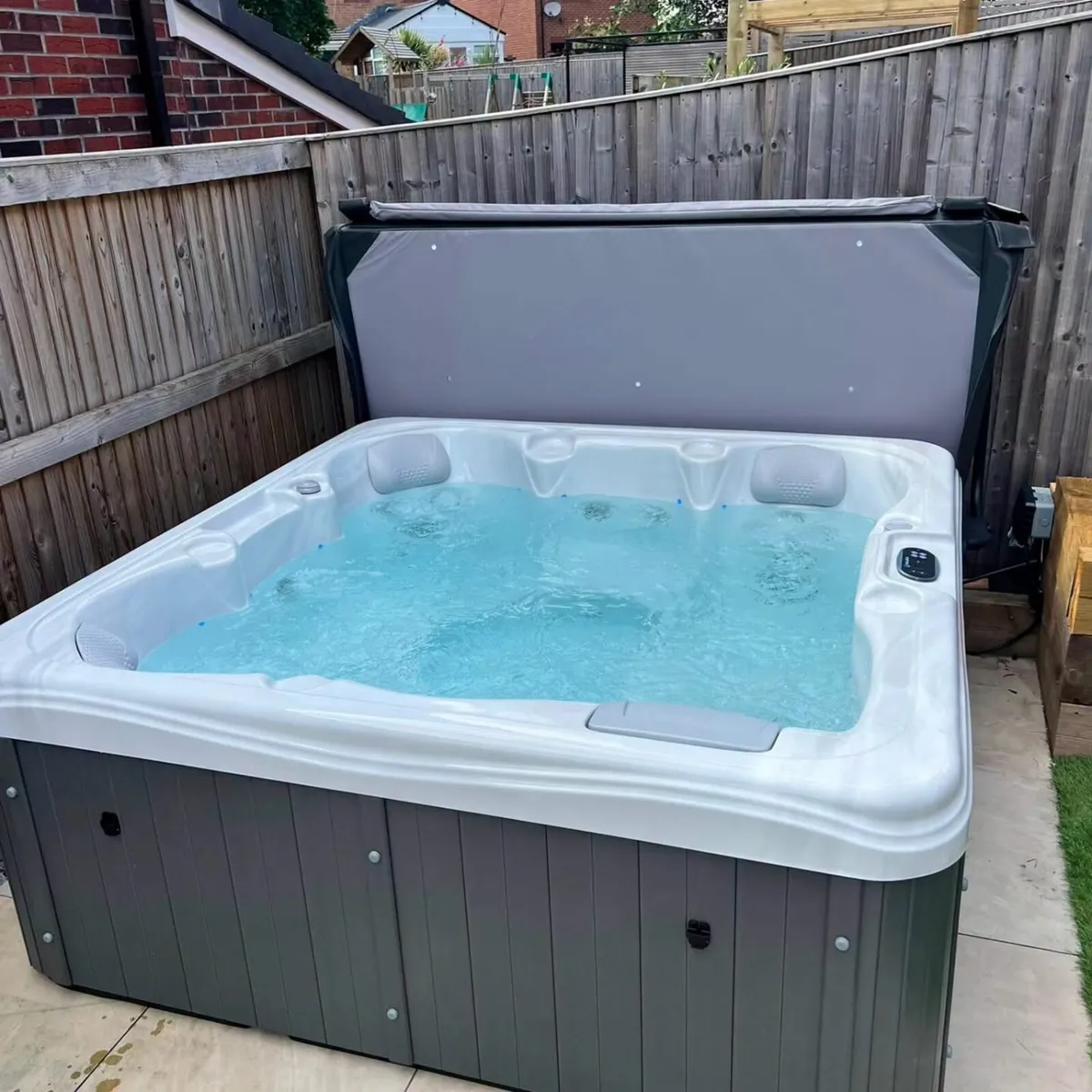 New Vela Spa 6 Person Hot Tub - Image 1