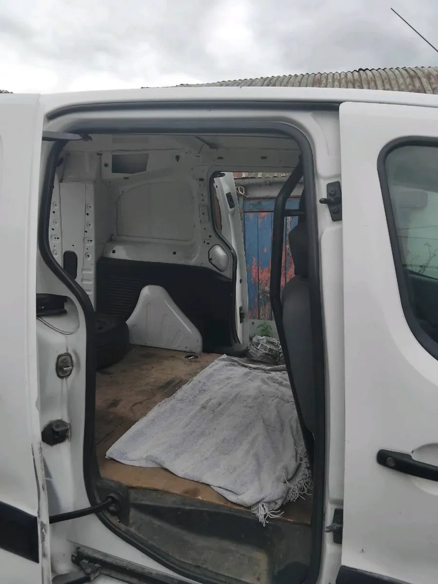 Van - Image 2