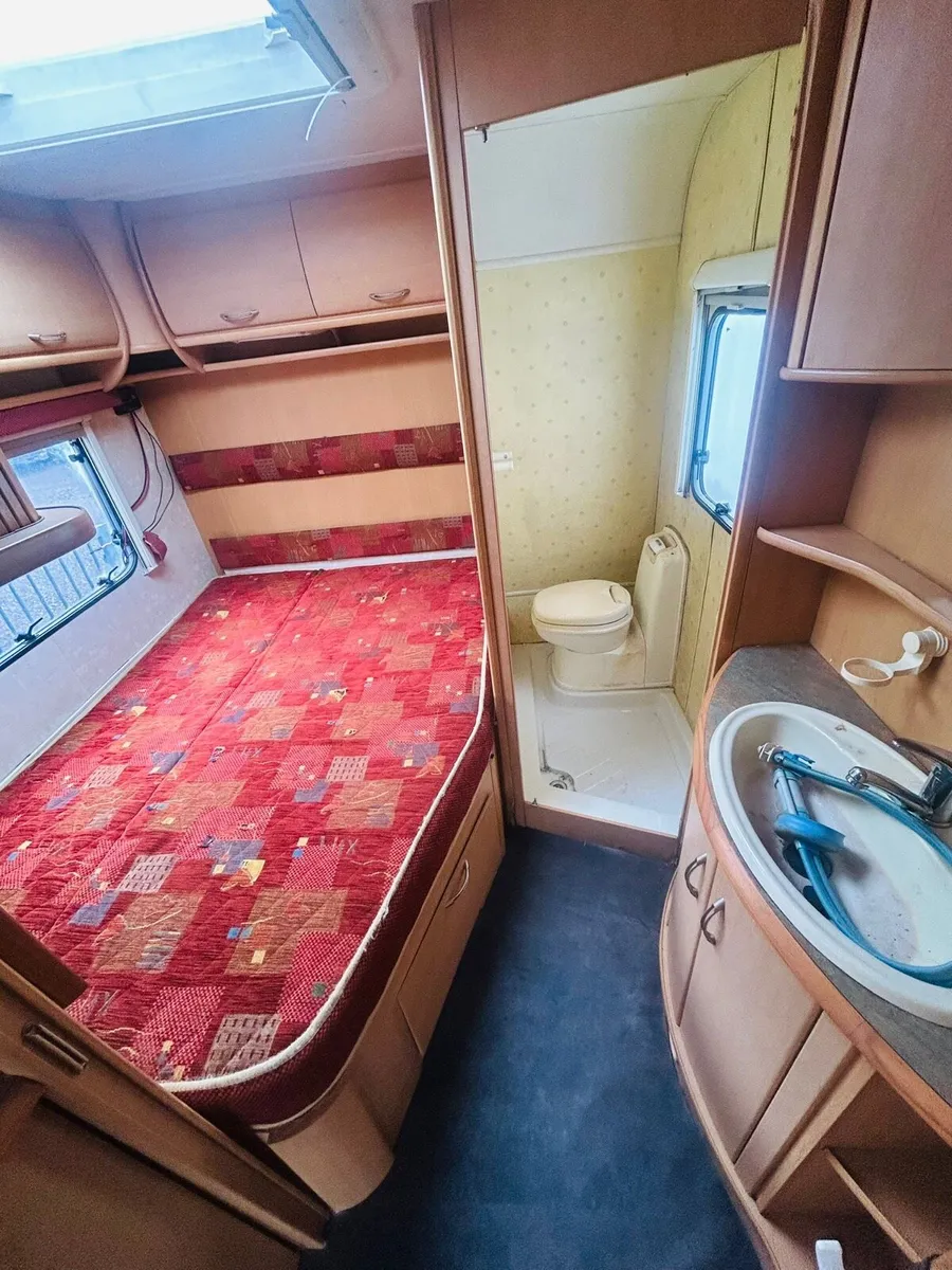 Abbey adventure 4/5 berth caravan fixed bed - Image 4