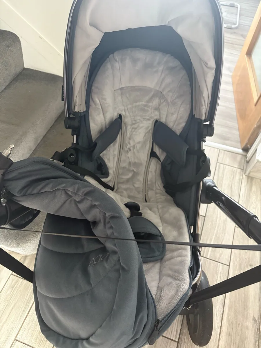 Pram - Image 1